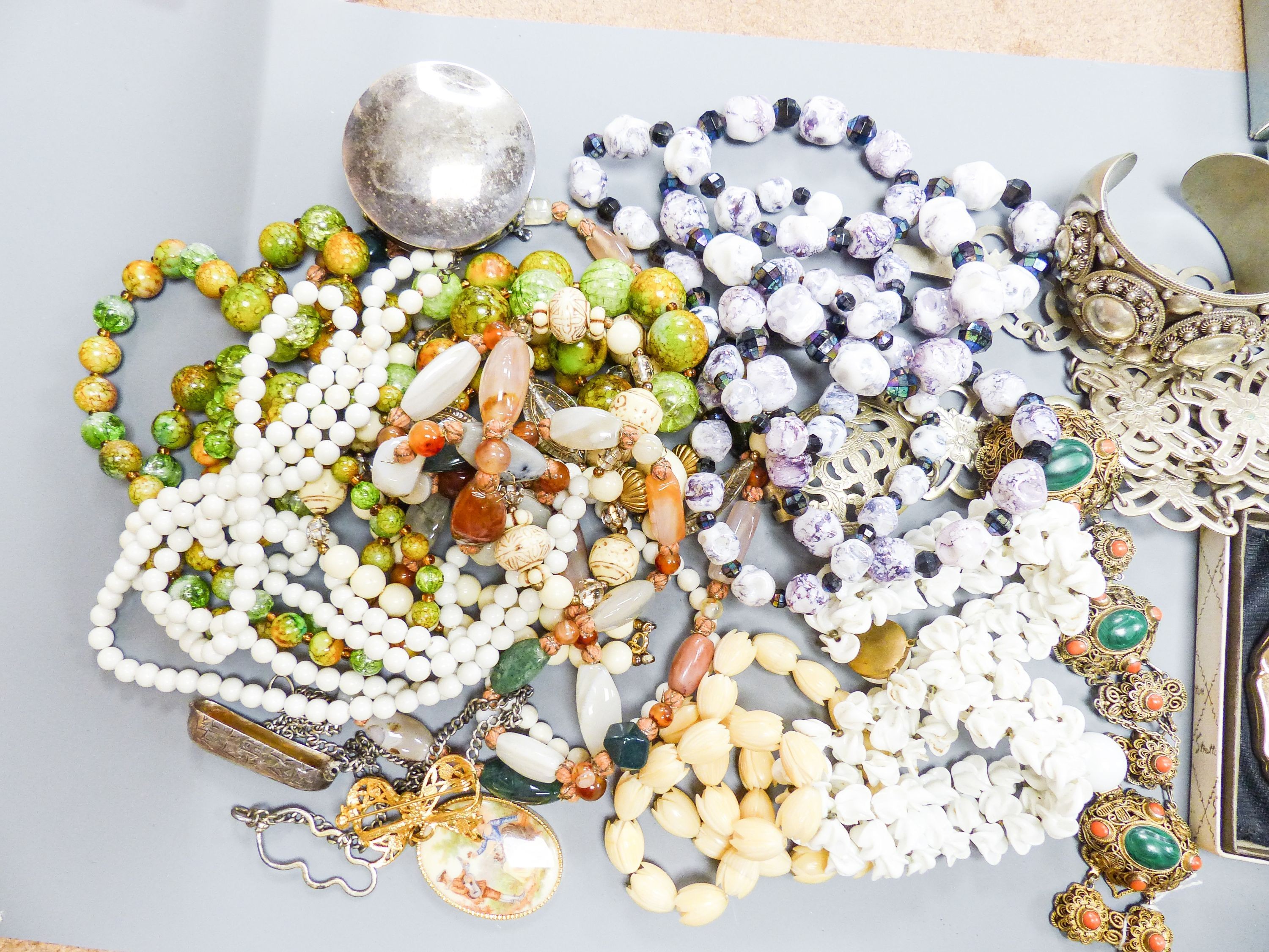 Assorted costume jewellery, including a malachite and coral set filigree bracelet.